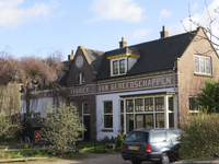 901025 Gezicht op de voorgevel van de woningen Mr. J.J.M. Hamersplantsoen 1 en 2 te Utrecht, met op de gevel de onlangs ...
